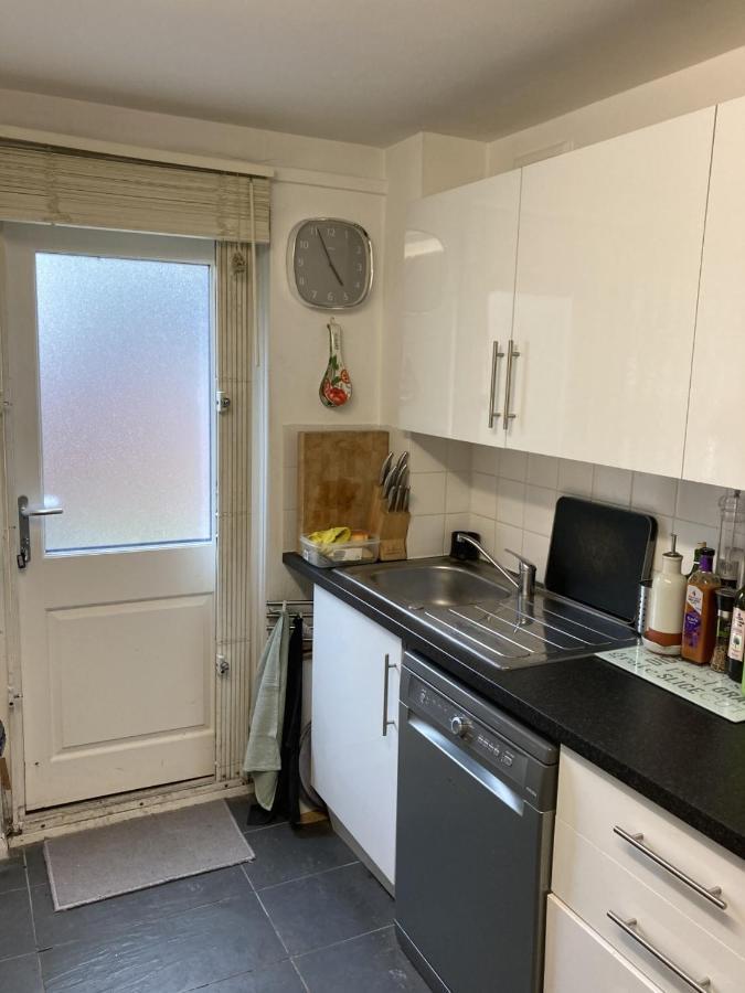 Stunning Ground Floor Garden Apartment - Entire Apartment, Centrally Located, With Free Off Road Parking By Flat & Wiffi, Beautifully Secluded, 3 Mins From All Amenities London Exterior foto